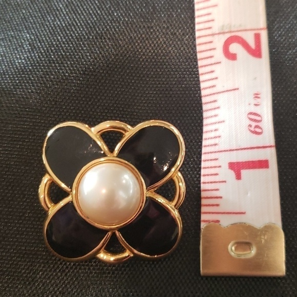 Vintage black enamel and pearl earings - Picture 6 of 6